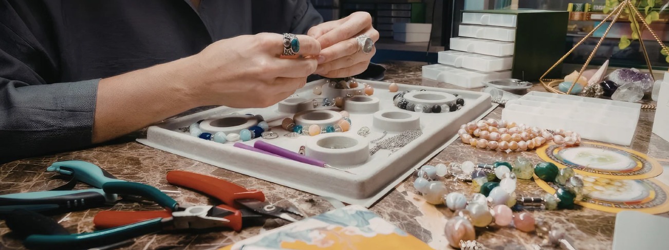 Stichting Mano x Dokhuis: Beads Jewelry Workshop
